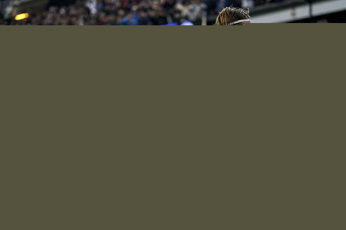 今晚，上海海港门将颜骏凌首发出场，迎来了他代表俱...